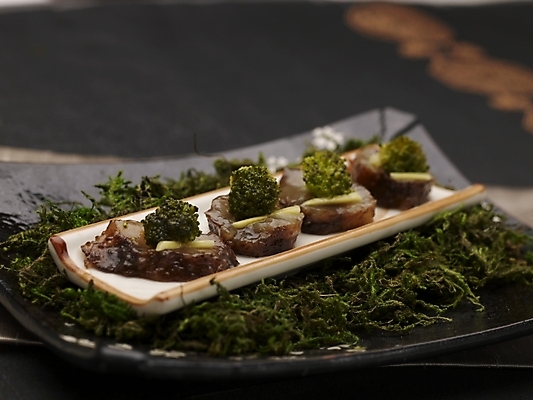 포토 JPG 스튜디오촬영 그릇 식기 접시 음식 실내 근접촬영 사람없음 장식 가로 초록색 중식 해삼 홍초해삼 국내포토 뷰포인트 컬러 내부 해산물 파일형식