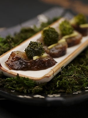 포토 JPG 스튜디오촬영 그릇 식기 접시 음식 실내 근접촬영 사람없음 장식 세로 초록색 중식 해삼 홍초해삼 국내포토 뷰포인트 컬러 내부 해산물 파일형식