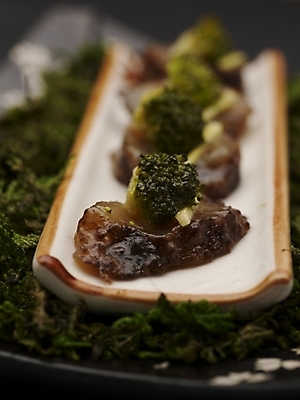 포토 JPG 스튜디오촬영 그릇 식기 접시 음식 실내 근접촬영 사람없음 아웃포커스 장식 세로 초록색 중식 해삼 홍초해삼 국내포토 뷰포인트 컬러 촬영기법 내부 해산물 파일형식