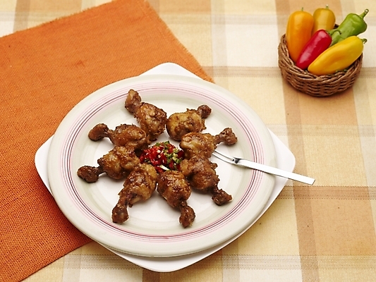 포토 JPG 스튜디오촬영 그릇 식기 접시 음식 포크 피망 실내 사람없음 장식 가로 하이앵글 중식 치킨 닭다리 마늘소스닭다리 국내포토 뷰포인트 채소 내부 닭고기요리 파일형식