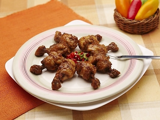 포토 JPG 스튜디오촬영 그릇 식기 접시 음식 포크 피망 실내 사람없음 장식 가로 바구니 중식 치킨 닭다리 마늘소스닭다리 국내포토 채소 내부 닭고기요리 파일형식