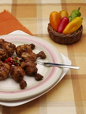 포토 JPG 스튜디오촬영 그릇 식기 접시 음식 포크 피망 실내 근접촬영 사람없음 장식 세로 바구니 중식 치킨 식탁보 닭다리 마늘소스닭다리 국내포토 뷰포인트 채소 내부 닭고기요리 파일형식