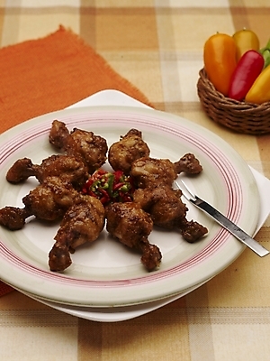 포토 JPG 스튜디오촬영 그릇 식기 접시 음식 포크 피망 실내 근접촬영 사람없음 장식 세로 바구니 중식 치킨 식탁보 닭다리 마늘소스닭다리 국내포토 뷰포인트 채소 내부 닭고기요리 파일형식