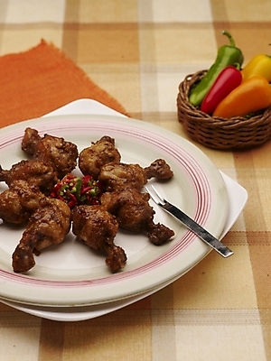 포토 JPG 스튜디오촬영 그릇 식기 접시 음식 포크 피망 실내 근접촬영 사람없음 장식 세로 바구니 중식 치킨 식탁보 닭다리 마늘소스닭다리 국내포토 뷰포인트 채소 내부 닭고기요리 파일형식