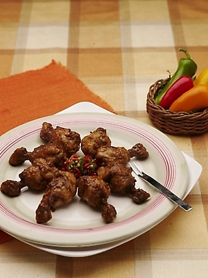 포토 JPG 스튜디오촬영 그릇 식기 접시 음식 포크 피망 실내 근접촬영 사람없음 장식 세로 바구니 중식 치킨 식탁보 닭다리 마늘소스닭다리 국내포토 뷰포인트 채소 내부 닭고기요리 파일형식