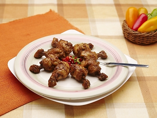 포토 JPG 스튜디오촬영 그릇 식기 접시 음식 포크 피망 실내 근접촬영 사람없음 장식 가로 바구니 중식 치킨 식탁보 닭다리 마늘소스닭다리 국내포토 뷰포인트 채소 내부 닭고기요리 파일형식