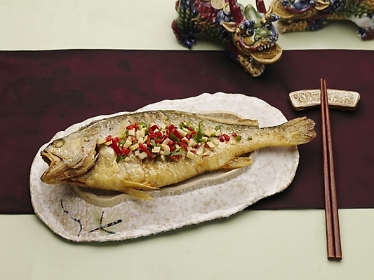 포토 JPG 스튜디오촬영 그릇 식기 접시 젓가락 실내 근접촬영 사람없음 장식 가로 하이앵글 중식 찜 생선요리 생선찜 국내포토 음식 뷰포인트 수저 어류 파일형식