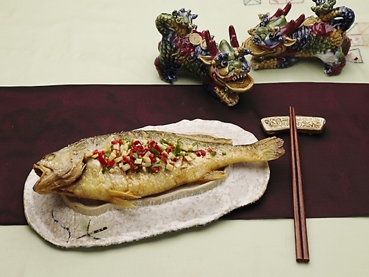 포토 JPG 스튜디오촬영 그릇 식기 접시 음식 젓가락 실내 어류 근접촬영 사람없음 장식 가로 하이앵글 중식 찜 생선찜 국내포토 뷰포인트 수저 수중동물 파일형식