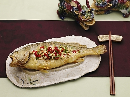 포토 JPG 스튜디오촬영 그릇 식기 접시 음식 젓가락 실내 어류 근접촬영 사람없음 장식 가로 하이앵글 중식 생선찜 국내포토 뷰포인트 수저 내부 수중동물 찜 파일형식