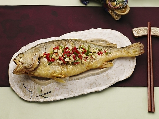 포토 JPG 스튜디오촬영 그릇 식기 접시 음식 젓가락 실내 어류 근접촬영 사람없음 장식 가로 하이앵글 중식 찜 생선찜 국내포토 뷰포인트 수저 수중동물 파일형식