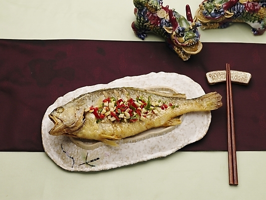 포토 JPG 스튜디오촬영 그릇 식기 접시 음식 젓가락 실내 어류 근접촬영 사람없음 장식 가로 하이앵글 중식 찜 생선찜 국내포토 뷰포인트 수저 수중동물 파일형식