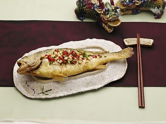 포토 JPG 스튜디오촬영 그릇 식기 접시 음식 젓가락 실내 어류 근접촬영 사람없음 장식 가로 하이앵글 중식 생선찜 국내포토 뷰포인트 수저 내부 수중동물 찜 파일형식