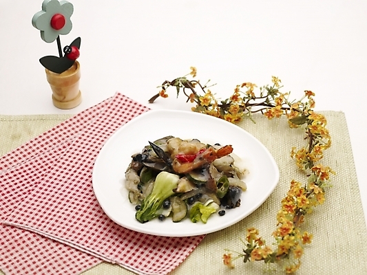 포토 JPG 스튜디오촬영 그릇 식기 접시 꽃 음식 실내 근접촬영 사람없음 장식 가로 하이앵글 중식 식탁보 미니화분 마늘콩소스해산물요리 국내포토 식물 화분 뷰포인트 내부 파일형식