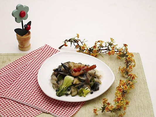 포토 JPG 스튜디오촬영 그릇 식기 접시 꽃 음식 실내 근접촬영 사람없음 장식 가로 하이앵글 중식 식탁보 미니화분 마늘콩소스해산물요리 국내포토 식물 화분 뷰포인트 내부 파일형식