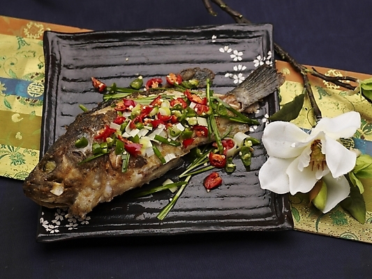 포토 JPG 스튜디오촬영 그릇 식기 접시 꽃 음식 실내 어류 근접촬영 사람없음 장식 가로 하이앵글 중식 찜 생선찜 국내포토 식물 뷰포인트 수중동물 파일형식