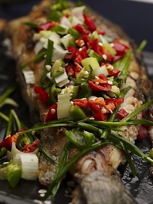 포토 JPG 스튜디오촬영 그릇 식기 접시 음식 실내 어류 근접촬영 사람없음 장식 세로 중식 찜 생선찜 국내포토 뷰포인트 수중동물 파일형식