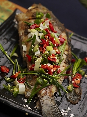 포토 JPG 스튜디오촬영 그릇 식기 접시 음식 실내 어류 근접촬영 사람없음 장식 세로 중식 찜 생선찜 국내포토 뷰포인트 수중동물 파일형식