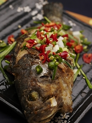 포토 JPG 스튜디오촬영 그릇 식기 접시 음식 실내 어류 근접촬영 사람없음 장식 세로 중식 찜 생선찜 국내포토 뷰포인트 수중동물 파일형식