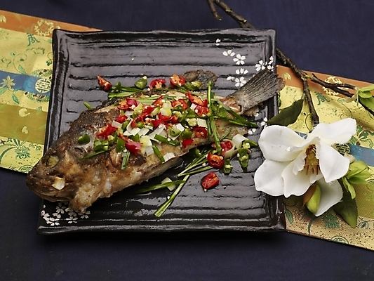 포토 JPG 스튜디오촬영 그릇 식기 접시 꽃 음식 실내 근접촬영 사람없음 장식 가로 하이앵글 중식 생선찜 국내포토 식물 뷰포인트 내부 찜 파일형식