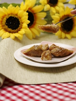 포토 JPG 스튜디오촬영 그릇 식기 접시 꽃 음식 포크 해바라기 실내 근접촬영 사람없음 장식 빨간색 세로 노란색 중식 식탁보 빠스 국내포토 식물 뷰포인트 컬러 내부 파일형식