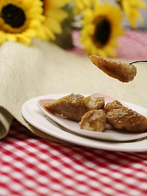 포토 JPG 스튜디오촬영 그릇 식기 접시 꽃 음식 포크 해바라기 실내 근접촬영 사람없음 장식 빨간색 세로 노란색 중식 식탁보 빠스 국내포토 식물 뷰포인트 컬러 내부 파일형식