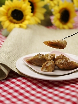 포토 JPG 스튜디오촬영 그릇 식기 접시 꽃 음식 포크 해바라기 실내 근접촬영 사람없음 장식 빨간색 세로 노란색 중식 식탁보 빠스 국내포토 식물 뷰포인트 컬러 내부 파일형식