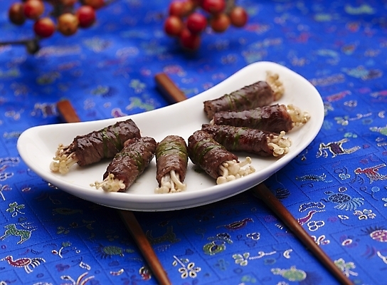 포토 JPG 스튜디오촬영 그릇 식기 접시 음식 젓가락 실내 근접촬영 사람없음 장식 가로 파란색 중식 식탁보 버섯말이 쇠고기버섯말이 국내포토 뷰포인트 컬러 수저 내부 파일형식