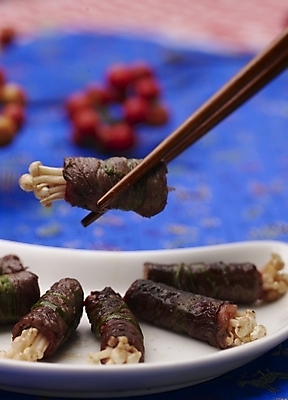 포토 JPG 스튜디오촬영 그릇 식기 접시 음식 젓가락 실내 근접촬영 사람없음 장식 세로 파란색 중식 식탁보 버섯말이 쇠고기버섯말이 국내포토 뷰포인트 컬러 수저 내부 파일형식