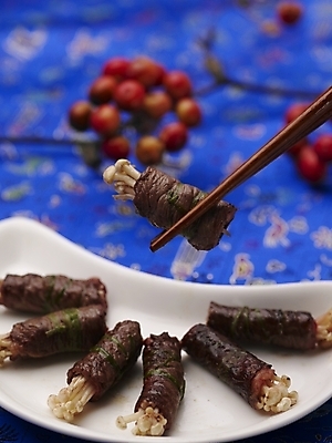 포토 JPG 스튜디오촬영 그릇 식기 접시 음식 젓가락 실내 근접촬영 사람없음 장식 세로 파란색 중식 식탁보 버섯말이 쇠고기버섯말이 국내포토 뷰포인트 컬러 수저 내부 파일형식