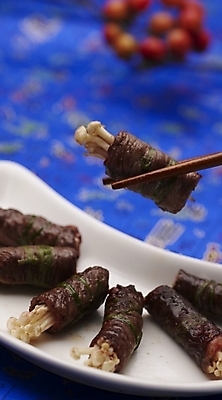 포토 JPG 스튜디오촬영 그릇 식기 접시 음식 젓가락 실내 근접촬영 사람없음 장식 세로 파란색 중식 식탁보 버섯말이 쇠고기버섯말이 국내포토 뷰포인트 컬러 수저 내부 파일형식