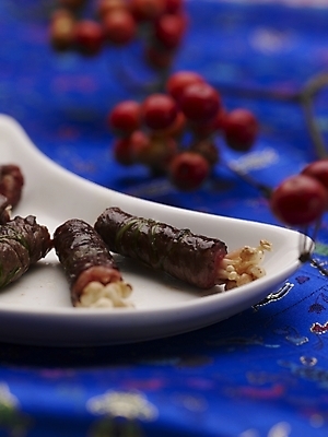 포토 JPG 스튜디오촬영 그릇 식기 접시 음식 실내 근접촬영 사람없음 장식 세로 파란색 중식 식탁보 버섯말이 쇠고기버섯말이 국내포토 뷰포인트 컬러 내부 파일형식