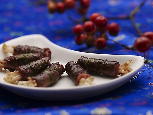 포토 JPG 스튜디오촬영 그릇 식기 접시 음식 실내 근접촬영 사람없음 장식 가로 파란색 중식 식탁보 버섯말이 쇠고기버섯말이 국내포토 뷰포인트 컬러 내부 파일형식