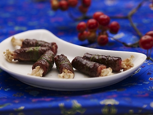 포토 JPG 스튜디오촬영 그릇 식기 접시 음식 실내 근접촬영 사람없음 장식 가로 파란색 중식 식탁보 버섯말이 쇠고기버섯말이 국내포토 뷰포인트 컬러 내부 파일형식