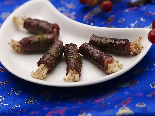 포토 JPG 스튜디오촬영 그릇 식기 접시 음식 실내 근접촬영 사람없음 장식 가로 파란색 중식 식탁보 버섯말이 쇠고기버섯말이 국내포토 뷰포인트 컬러 내부 파일형식