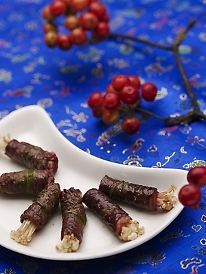 포토 JPG 스튜디오촬영 그릇 식기 접시 음식 실내 근접촬영 사람없음 장식 세로 파란색 중식 식탁보 버섯말이 쇠고기버섯말이 국내포토 뷰포인트 컬러 내부 파일형식