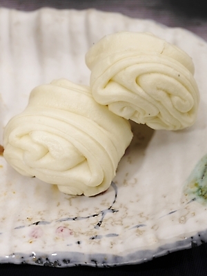 포토 JPG 스튜디오촬영 그릇 식기 접시 음식 실내 근접촬영 사람없음 장식 세로 중식 꽃빵 국내포토 빵 뷰포인트 내부 파일형식