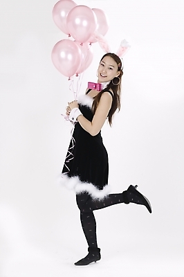 포토 JPG 스튜디오촬영 전신 모델 여자 포즈 모션 실내 한명 서기 미소 사람 이벤트 20대 성인 파티 한국인 토끼머리띠 바니걸 풍선 여자만 여자한명만 성인여자만 청년만 청년여자만 성인한명만 청년여자한명만 성인여자한명만 성인만 국내포토 1 표정 동양인 청년 내부 머리띠 파일형식