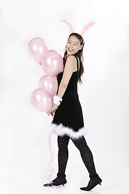 포토 JPG 스튜디오촬영 전신 모델 여자 포즈 모션 실내 한명 서기 미소 사람 이벤트 20대 성인 파티 한국인 토끼머리띠 바니걸 풍선 여자만 여자한명만 성인여자만 청년만 청년여자만 성인한명만 청년여자한명만 성인여자한명만 성인만 국내포토 1 표정 동양인 청년 내부 머리띠 파일형식