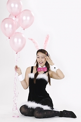 포토 JPG 스튜디오촬영 전신 모델 여자 포즈 모션 나비넥타이 실내 한명 미소 사람 앉기 이벤트 20대 성인 파티 한국인 토끼머리띠 바니걸 풍선 여자만 여자한명만 성인여자만 청년만 청년여자만 성인한명만 청년여자한명만 성인여자한명만 성인만 국내포토 1 넥타이 표정 동양인 청년 내부 머리띠 파일형식