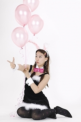 포토 JPG 스튜디오촬영 전신 모델 여자 포즈 모션 나비넥타이 실내 한명 미소 사람 앉기 이벤트 20대 성인 파티 한국인 토끼머리띠 바니걸 풍선 여자만 여자한명만 성인여자만 청년만 청년여자만 성인한명만 청년여자한명만 성인여자한명만 성인만 국내포토 1 넥타이 표정 동양인 청년 내부 머리띠 파일형식