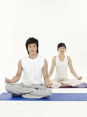 포토 JPG 스튜디오촬영 전신 웰빙 여자 남자 포즈 요가 실내 건강 사람 20대 성인 두명 파란색 운동 한국인 요가자세 매트 청년만 성인만 국내포토 컬러 동양인 청년 내부 파일형식