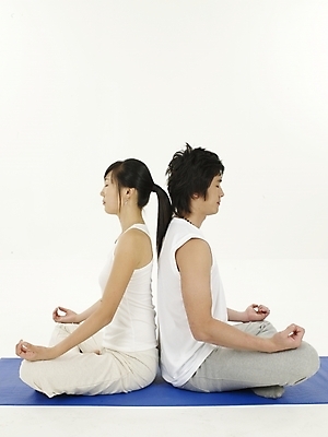 포토 JPG 스튜디오촬영 전신 웰빙 여자 남자 포즈 요가 실내 건강 사람 20대 성인 두명 파란색 운동 한국인 요가자세 매트 청년만 성인만 국내포토 컬러 동양인 청년 내부 파일형식