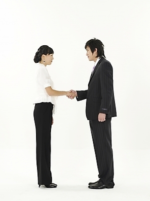 포토 JPG 스튜디오촬영 전신 여자 남자 포즈 비즈니스 악수 실내 표정 누끼 사람 정장 20대 성인 두명 세로 거래 한국인 직장인 비즈니스맨 비즈니스우먼 계약 청년만 성인만 국내포토 직업 옷 동양인 손짓 청년 내부 파일형식