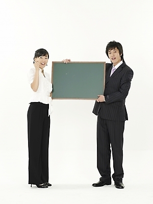 포토 JPG 스튜디오촬영 전신 여자 남자 포즈 비즈니스 실내 표정 들기 누끼 사람 20대 성인 두명 세로 칠판 공백 한국인 직장인 비즈니스맨 비즈니스우먼 알림 청년만 성인만 국내포토 직업 모션 동양인 청년 내부 파일형식