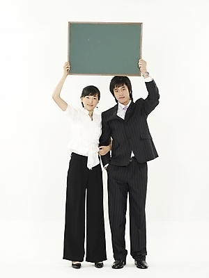 포토 JPG 스튜디오촬영 전신 여자 남자 포즈 비즈니스 실내 표정 들기 누끼 사람 20대 성인 두명 세로 칠판 한국인 직장인 비즈니스맨 비즈니스우먼 청년만 성인만 국내포토 직업 모션 동양인 청년 내부 파일형식
