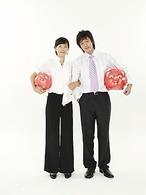 포토 JPG 스튜디오촬영 전신 여자 남자 포즈 실내 표정 누끼 사람 정장 20대 성인 두명 세로 저축 한국인 돼지저금통 저금통 직장인 비즈니스맨 비즈니스우먼 청년만 성인만 국내포토 직업 옷 비즈니스 동양인 청년 내부 금융 파일형식