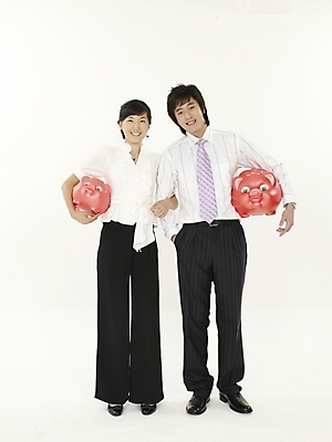 포토 JPG 스튜디오촬영 전신 여자 남자 포즈 실내 표정 누끼 사람 정장 20대 성인 두명 세로 저축 한국인 돼지저금통 저금통 직장인 비즈니스맨 비즈니스우먼 청년만 성인만 국내포토 직업 옷 비즈니스 동양인 청년 내부 금융 파일형식