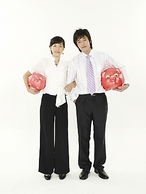 포토 JPG 스튜디오촬영 전신 여자 남자 포즈 실내 표정 누끼 사람 정장 20대 성인 두명 세로 저축 한국인 돼지저금통 저금통 직장인 비즈니스맨 비즈니스우먼 청년만 성인만 국내포토 직업 옷 비즈니스 동양인 청년 내부 금융 파일형식