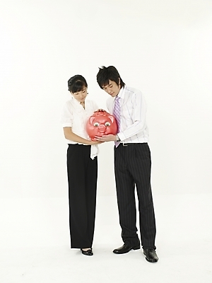 포토 JPG 스튜디오촬영 전신 여자 남자 포즈 실내 표정 누끼 사람 정장 20대 성인 두명 세로 저축 한국인 돼지저금통 저금통 직장인 비즈니스맨 비즈니스우먼 청년만 성인만 국내포토 직업 옷 비즈니스 동양인 청년 내부 금융 파일형식