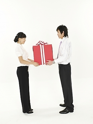 포토 JPG 스튜디오촬영 전신 여자 남자 포즈 실내 표정 선물 누끼 사람 정장 20대 성인 두명 빨간색 세로 선물상자 한국인 직장인 비즈니스맨 비즈니스우먼 청년만 성인만 국내포토 직업 옷 컬러 비즈니스 동양인 청년 내부 상자 파일형식